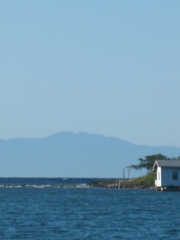 Mountains (mainland Honduras) 
Forty miles across Bay of 
Honduras.